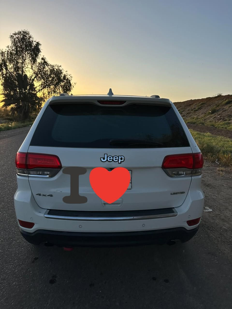 جيب 2014 جراند شيروكي لمتد خليجي  
Jeep Grand Cherokee Limited

• محرك 3600  
• فول مواصفات عدا الرادار الأمامي  
• 4x4 فور ويل  
• ماوس  
• سقف بانوراما طگتين  
• شاشة كبيرة + ثيم + برنامج كشف أعطال  
• حساسات أمامية وخلفية  
• كراسي جلد كهرباء للسائق والراكب  
• تبريد وتدفئة للكراسي الأمامية ❄️🔥  
• تدفئة للكراسي الخلفية  
• مراية وسطية + مراية السائق تعتيم  
• صندوق كهربائي  
• تشغيل عن بعد مع صوت الهورن عند القفل  
• كير طيارة + شفتات ستيرن  
• مرايا قلاب عند الرجوع للخلف  
• ويلات عشرين سومت وكالة أصلية  
• سستم صوتي 12 سماعة + دمام خلفي بالصندوق  
• قطعتين تبريد ❄️  
• سيدي 💿بالتكية  
• مرايا شفط  
• داخل صاج ملكي  
• نظام خرائط  
• نظام سبورت بالگير  
• زراگات لايت  
• گاعيات أصلية من الجادر الأصلي بضمان 5 سنوات  
• الاسبير لوگ  
• المرايا حساسة للضباب
هواي بعد بيها مواصفات 
  

📍 مكان السيارة: صلاح الدين  
📌 السيارة باسمي وتحويل ثاني يوم  
📌   
📌 الممشى: 194 ألف كم  

ملاحظات:  
• بيها ربع جاملغ أيسر بدون دواخل  
• معدل ومصبوغ  
• بيها 3 أماكن باردة صغيرة جداً  

📞 0773 749 2449‬ 
السعر:- 235
