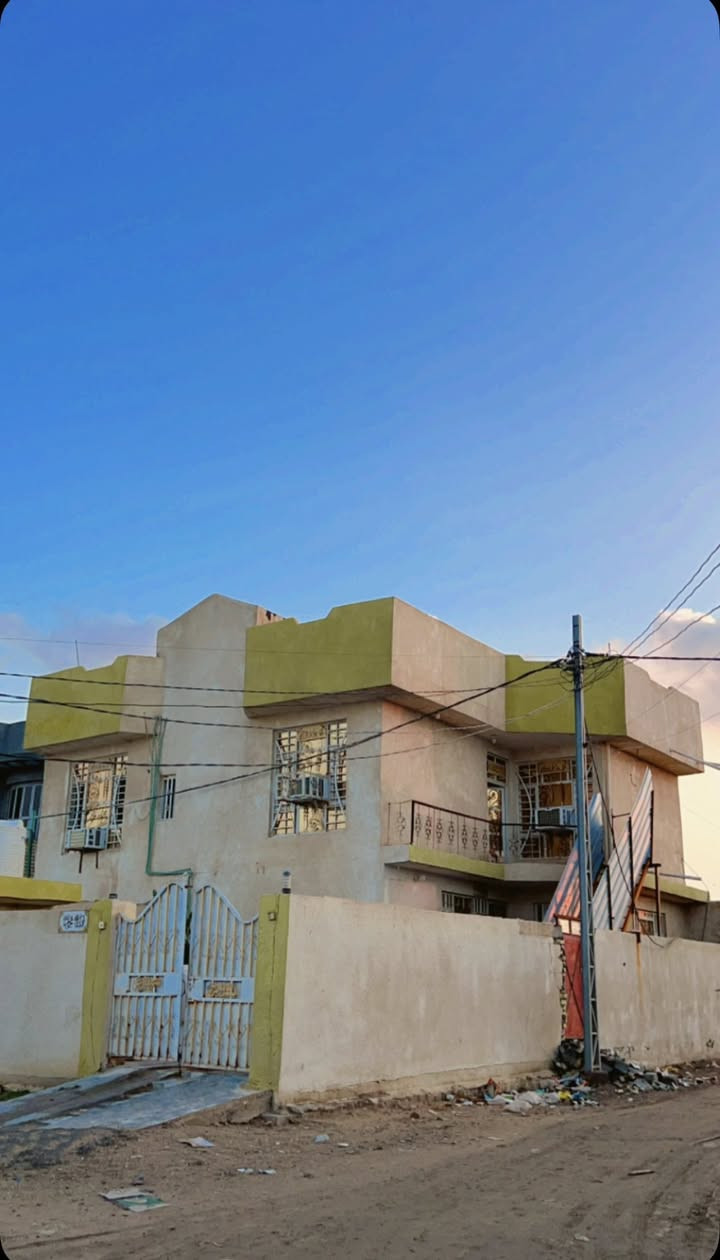 اللهم صلي على محمد وآل محمد 
بيت طابو صرف طابقين بناء طابوق حديث مسلح
العنوان بابل طريق كربلاء الاسكندريه مجمع حطين السكني 
البيت ركن مساحته 250 متر
يحتوي على 6 غرف نوم كبيرة الحجم
يحتوي على استقبال وحديقه بلاضافه يوجد محل بصف البيت 10*10 يُصلح للاستثمار
مطبخ وصاله ومنّور 
وصحيات خارجيه وداخليه وصحيات في الطابق الثاني 
يحتوي الطابق الثاني على 4 غرف نوم وصحيات وصاله وبلكونه
يُصلح البيت للاستثمار بسبب موقعه التجاري المميز محلات او عيادات طبيه او روضه ومدرسه اهليه ومعهد تدريسي او مكتب عقاري بسبب موقعه التجاري المميز 
الموقع راقي وهادىء جداً للسكن انارة وارصفه وشوارع تبليط 
يوجد بالقرب من البيت مجمع اسواق وصيدليه وعيادات طبيه و وكلاء وجميع الخدمات كامله 
سعر ايجار الطابق الاول 300 
سعر ايجار الطابق الثاني 300 
للاستفسار الاتصال على الرقم *********** 
الخاص والواتساب مغلق
