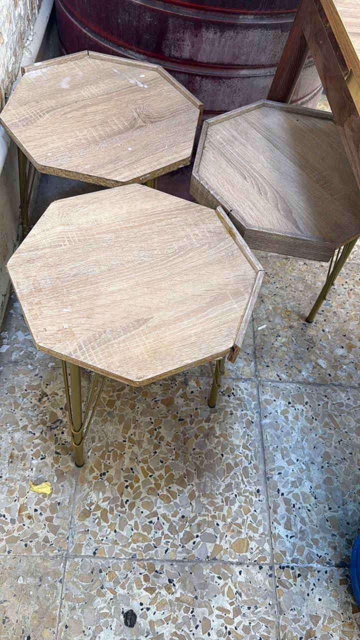 6 كراسي وميز طعام وثنين قطع فرديات تخم تسكام و4 طبلات كولهن زينات بس يرادلهن غسل مابيهن اي كسر او شي بس الطبلات شويه ابيعهن شلعه ب100 قفل وماعندي توصيل المكان حي الجهاد قرب الاربع شوارع 
للتواصل ع الواتساب مراسله فقط ***********
