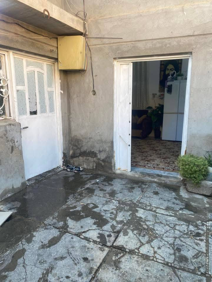 سلام عليكم بيت البيع ديوانيه دغاره قرب جامع كبير تجاه حسينيته الصدريه مساحة البيت 200متر مكون البيت من استقبال وصالة وغرف أثنين ومطبخ ومكشوفات أثنين رقم *********** البيت زراعي
