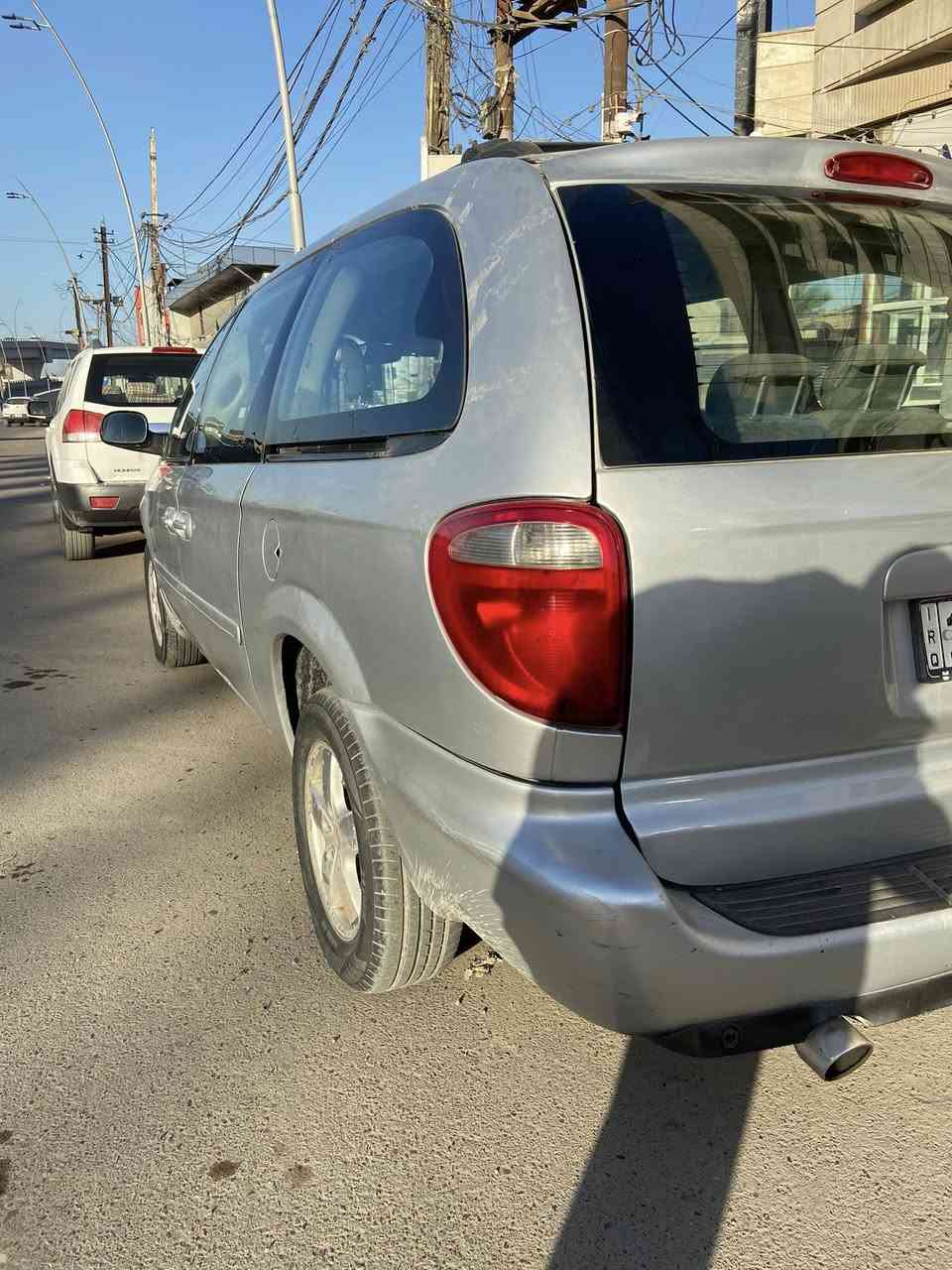 دودج كرفان 2007
السيارة 7 راكب كشنات منفصل وبلع ايضاً 
مكينتها 3300 السيارة مكينتها وصدرها كله كامل ومابيها اي مشكلة وايضاً سيدي جنجر بيها السيارة شاصي طويل السيارة بأسمي تحويل ورا يومين سنويتها لل2030 سعر السيارة 85 ورقة وبيها مجال للشراي 
عنواني بغداد المشتل 
للاستفسار ***********
