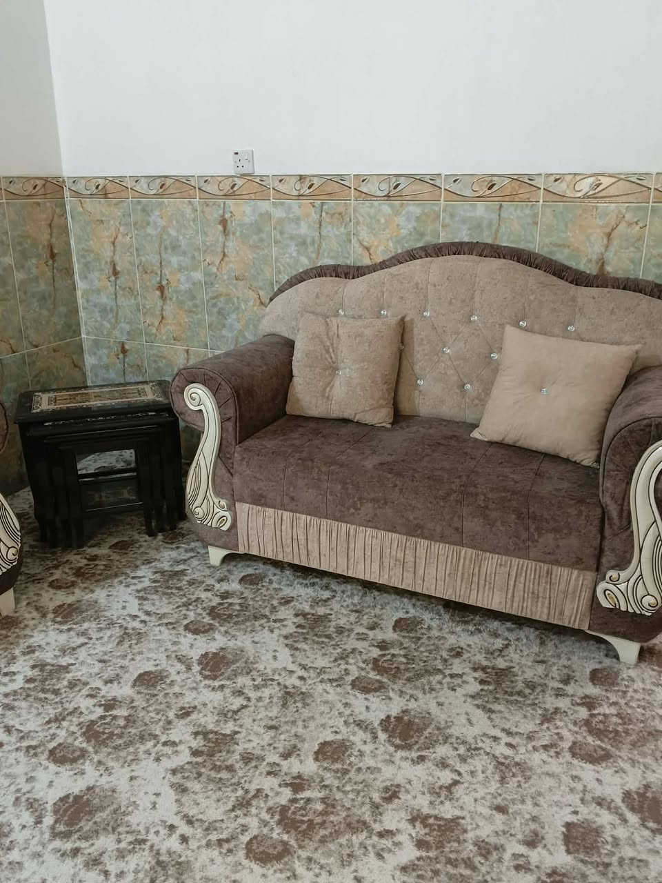 تاقەمی قەنەفەی ١٠ نەفەری کامل بە تەپلەکی شوشەی خۆیەوە نوێ نوێیە پێشتر ٨٥٠ هەرزاری پێ دراوە ئێستا داوای ٢٥٠ هەزاری لێ دەکەین 
ناونیشان. تەق تەق
***********
***********
