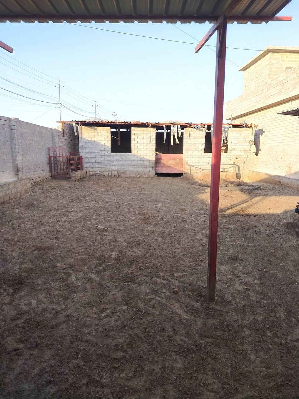 سلام عليكم بيت للبيع  في كوكجلي  وقرب المصطوصف م/ 1575متر البيت يتكون طابق واحد غرفتين نوم + استقبال + هول +مشتملات+ مطبخ للمراجعه مكتب المشوار او اتصال لرقم *********** وشكرآ
