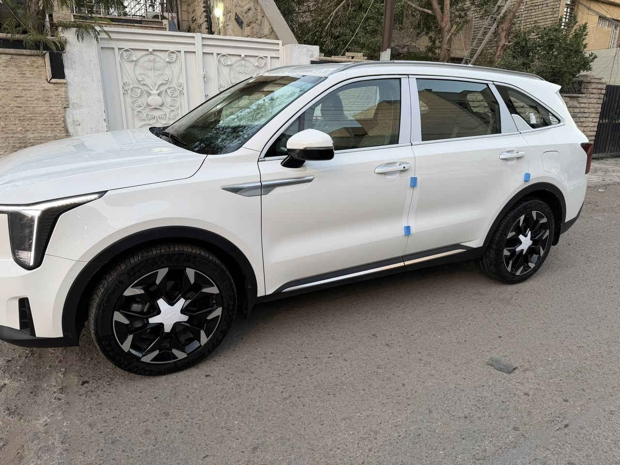 سورنتوا للبيع موديل 2025 خليجي وكاله الدوليه ام الضمان مال نصر دجله ماشيه 18 الف داتا شوب ويل 20 دبل كامره بصمات عدد 2 من الشركه على ايد وحده بأسمي تحويل ثاني يوم كفاله عامه من الضربه والصبغ فقط رصعه مسحوبه بيدي ار ممبينه ابد بس بالسونار تطلع والسونار موجود بالمنشور والباقي كفاله مكان السياره بغداد 
السعر/317$ 
للاستفسار/***********
