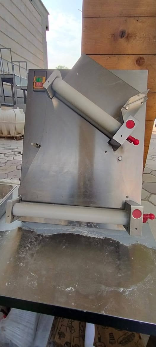 للبيع
***********
شوايه دجاج  كرل بركر وشوايه كص وفتاجه عجين وكابسه صاج
