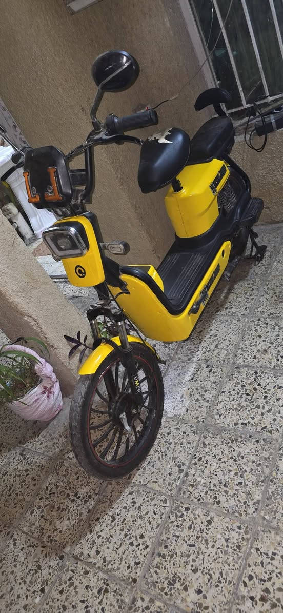 دراجه شحن للبيع بطاريات بحاله ممتازه دبل بصمه ودبل سويج مخصصة للمسافات الطويله العنوان بغداد حي الاعلام قرب تقاطع درويش رقم التليفون 
***********
الدراجه شغاله من الدعاميه للدعاميه ما بيها نقص بس السرج مالتها مثل ما مبين بالصوره بغداد, العراق
