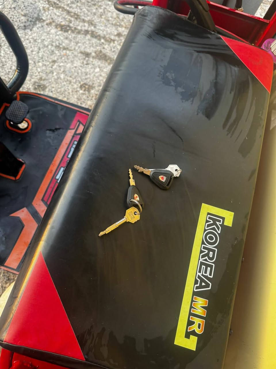 السلام عليكم
للبيع ستوته فوت تراك  food trak
شحن موديل 2024
حجم الوسط اسم ماركتها KOREA_MR
شاحنه اصليه مع حمايه
الشحنه اتمشي 15كلو متر هيا تمشي للشحنه الوحده أكثر بس بيها اعتقد بطاريه وحده واكفه
  تحتوي ع شوايه كص 4بلنر مع شيش مع سكاكين عدد٢ مع مواعين ٣موديلات وكل موديل ٦قطع كلو موضح بالصور مع طباخات عدد ٢للفنكر والزنكر مع مخزن أسفل داخلي ومخزن علوي ومخزن تحت المقعد مع مكان للقنينه وتأسيسها كلها شغاله بس تسوق وتسترزق مع اناره داخليه لدات تكدر اتخلى بطاريه وتشغلها
مكانها الموصل الأيسر
الشراري يتصل ع ***********
