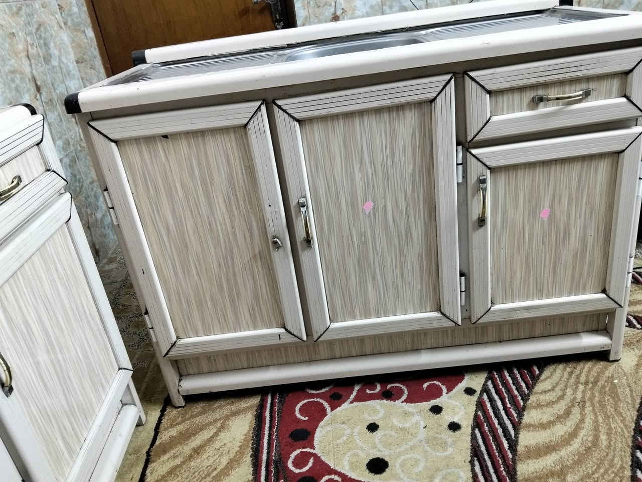 كاونتر 3 قطع مستخدم نضيف تفاصل لأمنيوم باب أول مبطن من داخل الامنيوم نضيف عنوان شعب اكو توصيل *********** بي وتساب
