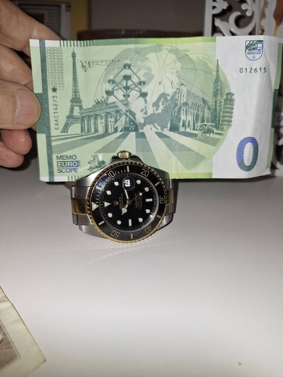 صفر يورو . صادره من البنك المركزي الالماني.  ورقه نقديه نادره . بكل المواصفات والقياسات ونفس ورقه ال 100 الخضراء.   ولكن صفر . 
 للهواه والمتحف ولا احد بالعالم يعرف السبب الحقيقي لاصدارها .  
 البنك باعها ب عشره يورو .. ل الكولكترز امثالنا .. ابيعها بخمسين يورو . واعرف انها تساوي اكثر ..


**إذا كنت صاحب هذا الإعلان وتريد حذفه لأي سبب، رجاءا أرسل رسالة إلى الدعم الفني**