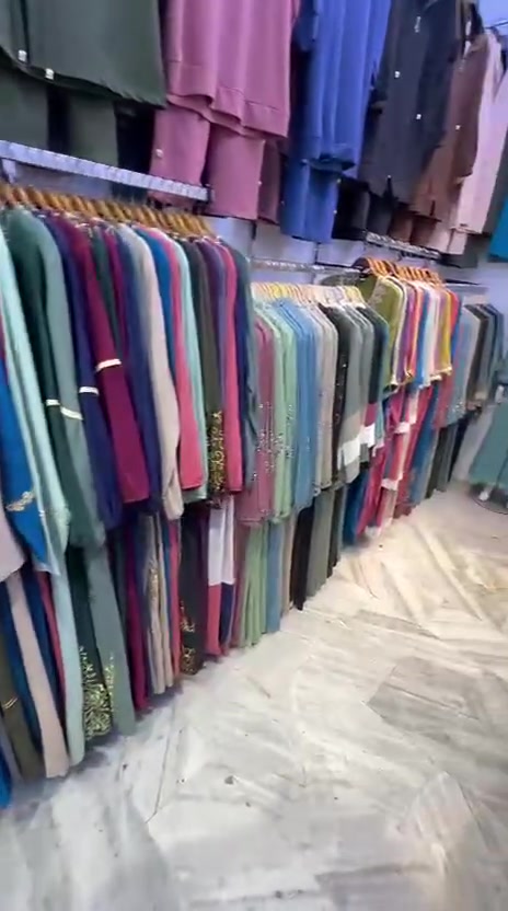 شلعه القطعه ب8 حوالي 1000 قطعه فستان عبايات مصري بناطير جينز كيلوت وبيهن قماش قمصان سوتات كلهه كيلوت 
عنواني الدوره شارع جمعيه خير الله بقرب مصفى الدوره اي ستفسار ***********
