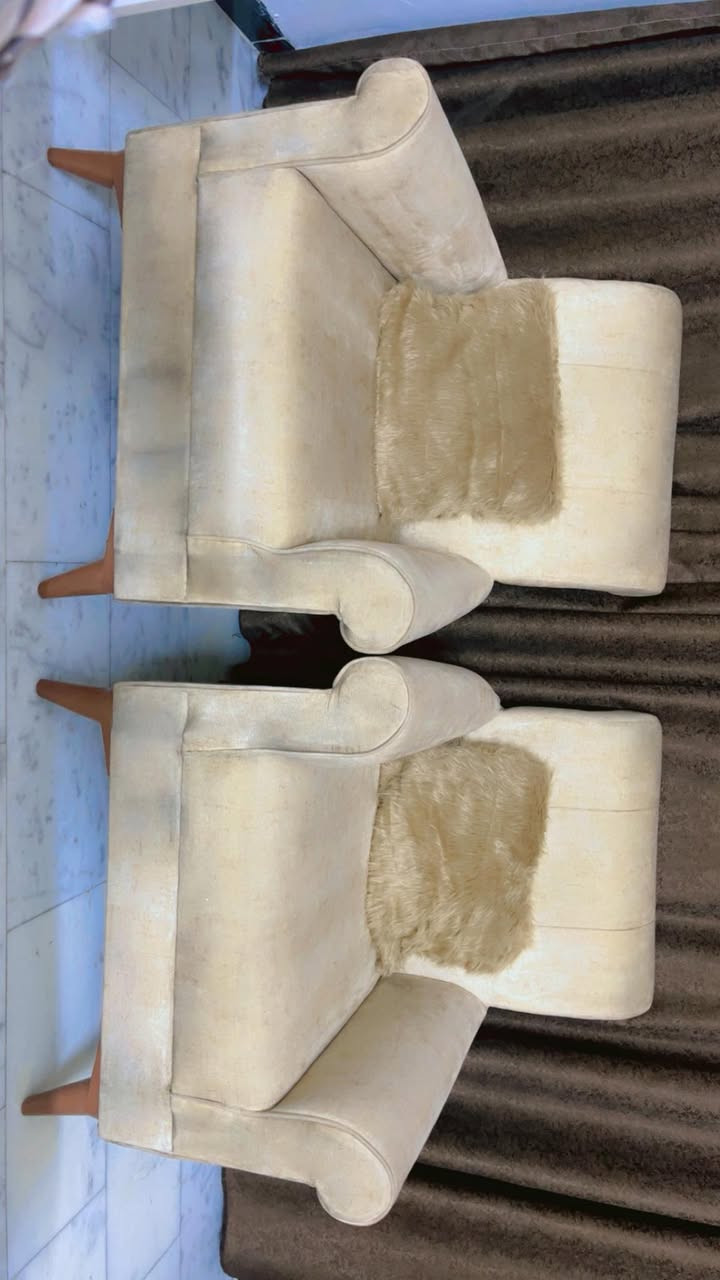 السلام عليكم تخم 8 مقعد  نظيف للبيع ب 200 والديوان 7 مقعد ثكيل ونظيف كلش ب300 للتواصل على الرقم ***********
