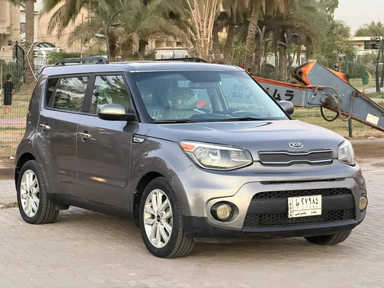 السلام عليكم كيا صول مديل 2018 وارد امريكي حادث جاملغ وبنيد بدون دواخل وبيهة بابتين صبغ بل عراق مكينة 2000 سعر لسيارة 98$ وبيهة مجال 
وصور لحادث مرفقة بل منشور
مكان لسيارة بغداد البلديات 
وهاذ رقمي ***********
