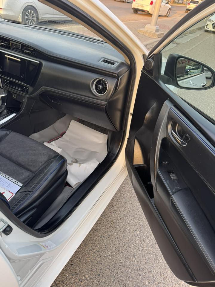 تويوتا كورولا موديل 2018 SE 
حادثها جمرلقين امامي 
بونيت بلدي بس فوق اليت من جهت السايق بيه شبر 
باب المامي السكن بي صبق 40 سنتيم 
سنويه 30 
بطاقه 
محرك كير شرط 
***********
