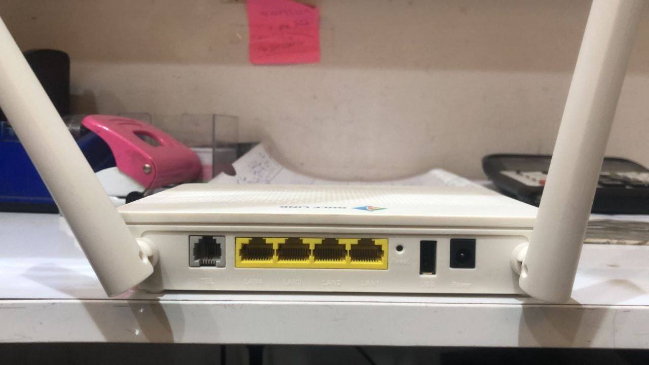 🟨 الراوتر الشبح من هواوي - EG8145V5
📦 أصلي جديد – متوافق مع المشروع الوطني

🔹 الواي فاي:
✔️ ثنائي النطاق (2.4GHz + 5GHz)
✔️ سرعة Wi-Fi تصل إلى AC1200

🔹 عدد المنافذ:
🔸 4 × منافذ كيكا (LAN 10/100/1000)
🔸 1 × منفذ هاتف أرضي (TEL)
🔸 1 × منفذ USB
🔸 1 × مدخل فايبر (SC/UPC)

🔹 المميزات:
✅ يدعم VoIP و IPTV
✅ هوائيات خارجية قوية لتغطية أوسع
✅ أداء مستقر وفعّال للمنازل والشركات
✅ متوافق مع كل المشاريع الوطنية 

يتوفر لدينا كل ما يخص الكابل الضوئي واسعار جملة ومفرظ

‌‎
للاستفسار مراسلة الصفحه 
يتوفر توصيل  لكل لمحافظات


**إذا كنت صاحب هذا الإعلان وتريد حذفه لأي سبب، رجاءا أرسل رسالة إلى الدعم الفني**