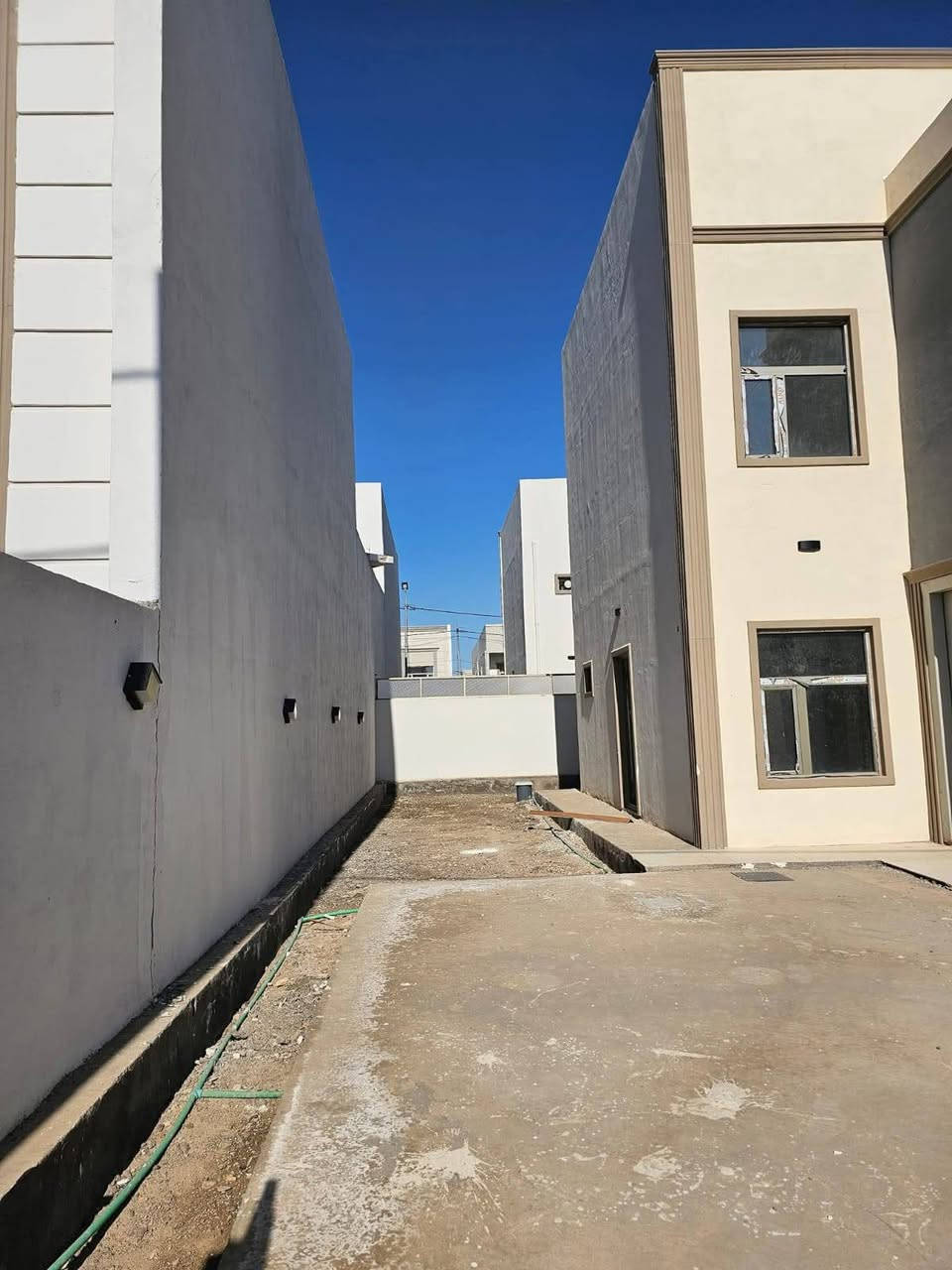 للأيجار للأيجار للأيجار المستمر          دارين بمساحة 250 طبگ
في مجمع الاميرات2
▪️جاهزات للسكن ( مربع رابع )
على شارع 60 مقابل مجمع الكرار 

▪️المساحة 250m  ( طابقين ) 

▪️ موقع حلو ( اتجاه شارع كربلاء عكس الشمس ) 

▪️ سعر الأيجار الشهري 500 الف للدار الواحد و بيه مجال قليل
ويدفع كل شهرين معا

▪️ كل دار يحتوي على 3 غرف نوم مع 4 حمامات ومطبخ حار بارد مع استقبال 

للاستفسار الاتصال على الرقم التالي وفيه واتساب 

* ***********
.................
