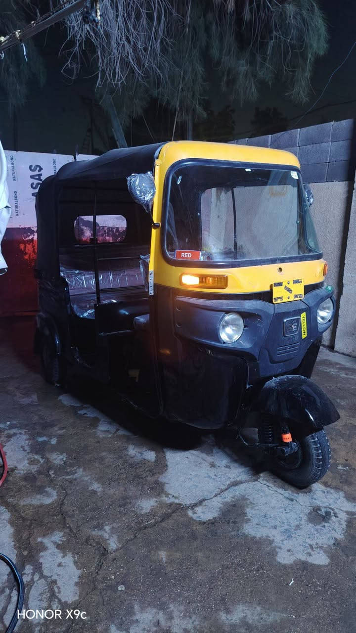 السلام عليكم تكتك موديل 15شهر 12 مكينه نضيفه محدثه 18 مصبوغه عام الجماليه  تكتك موضحه بل صور الشراي يخابر ***********
