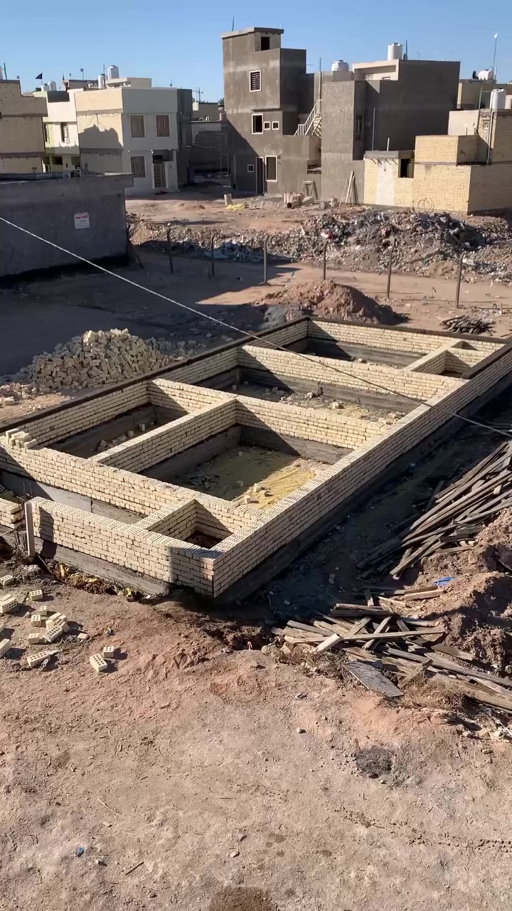 سلام عليكم خلفه بناء 🔨 متفرغ حالين شغّل درجه أولى شرط ستلام 👷 مهندس  تنضيف ورش بعد العمل 
***********
