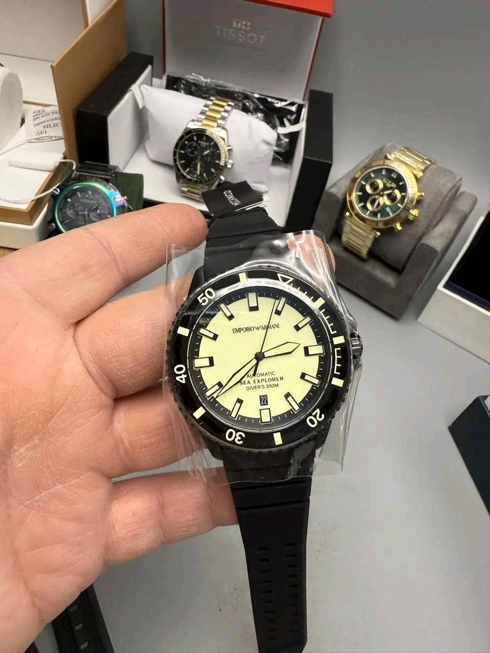 متوفر 

ساعة غوص من 

امبريو ارماني 
دايفر 200 متر
لامنوس مينه وارقام
طوق دوار
اوتوماتيك قفل بحري 
ستانلس ستيل بالكامل 
قطر 43
كاملة المرفقات 

.


**إذا كنت صاحب هذا الإعلان وتريد حذفه لأي سبب، رجاءا أرسل رسالة إلى الدعم الفني**
