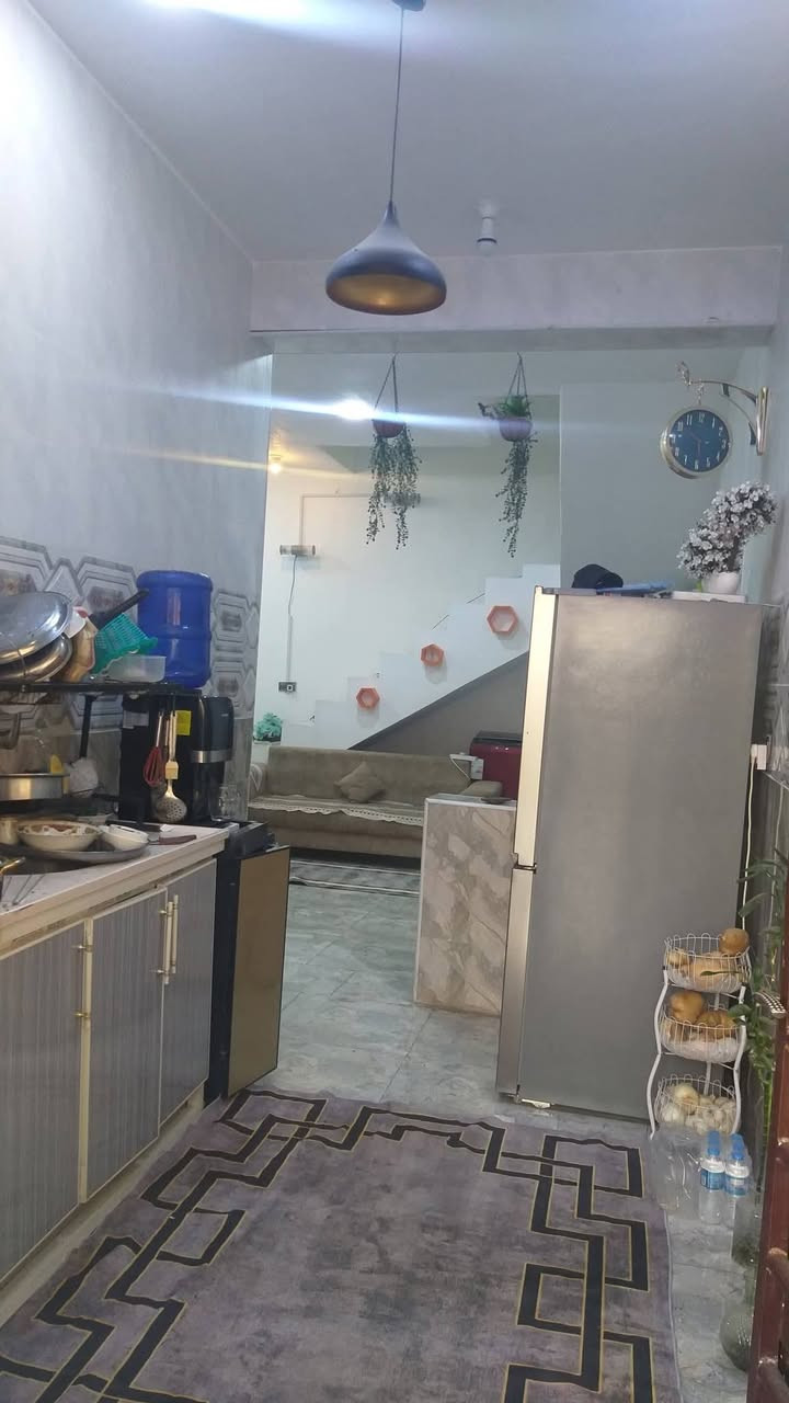 السلام عليكم دار سكن طابقين للبيع حديث البناء درجة اولئ في الكوت منطقة حي الحكيم الأولئ في الوائلية بالقرب من شارع الصب يقع على شارع 15م مساحتة 140م طابقين البناء طابوق درجة اولى والسقف صب مسلح والارضية والجدران سيراميك ويتكون البيت من غرفتين نوم وصالة واستقبال ومطبخ وصحيات داخلية وخارجية ومرقم من قبل البلدية السعر 57 وبي مجال الاستفسار الاتصال على هذا الرقم ***********
