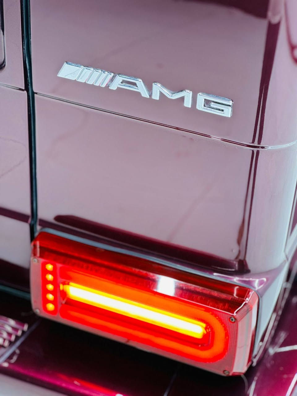 للبيع  
جي كلاس 2012 خليجي طراز 
 G Wagon 55 AMG   
اصل وليس تحديث 
السياره خليجيه  ضمان دولي 
وكالة مرسيدس الاردن (وكالة  توفيق الغرغور) 
عليها طلب خاص (لون السياره الخارج ولون الجلد الداخلي )  الوحيده بالعراق بهذا اللون  
بهذا الموديل 
السياره بدون صبغ بدون تبديل بدون ضرر ماعدا بارد قليل بنهاية الجاملغ الأمامي  مشتغلي  بارد BDR

ماشيه ١٤٤ الف كيلو متر حقيقي  داخل جلد كشنات (دزاينو  اصل ) مساج شاشات خلفيه سقف كنتاره محرك ٨ سلندر  سوبر  چارج سعة 5000cc 
مواصفات G55 AMG معروفة وهي اعلى فئة بموديلها  ماكو داعي لذكر المواصفات 

السياره  بلادية مامحدثه او مغير اي شيء بالحديد فقط محدث بيها لايتات وبك لايت وشباك وويل كب  فقط وكوله مال 2023 اصلي

السيارة وضع الوكالة
لمزيد من التفاصيل واتساب 
***********
