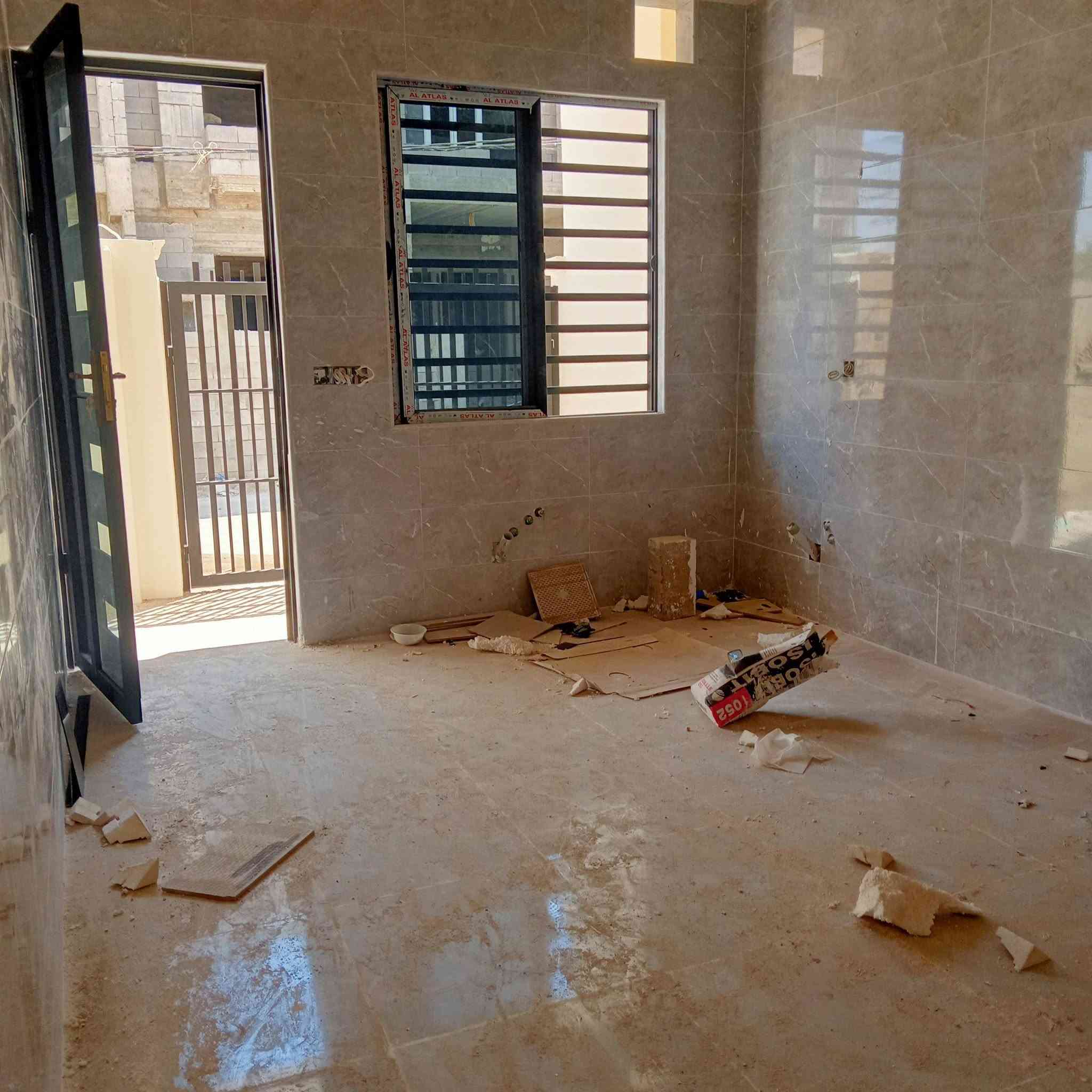 عروض مكتب انوار الخير
داران للبييع حي الملايين الولى
مساحه كل دار ١٠٠ متر  طابقيين
طابق الول استقبال ومطبخ وهول 
وغرفه نوم وصحيات
طابق ثاني غرفتين نوم وهول وصحيات
قرب جامع صواف 
زراعي بستان ملك صرف
***********
***********
