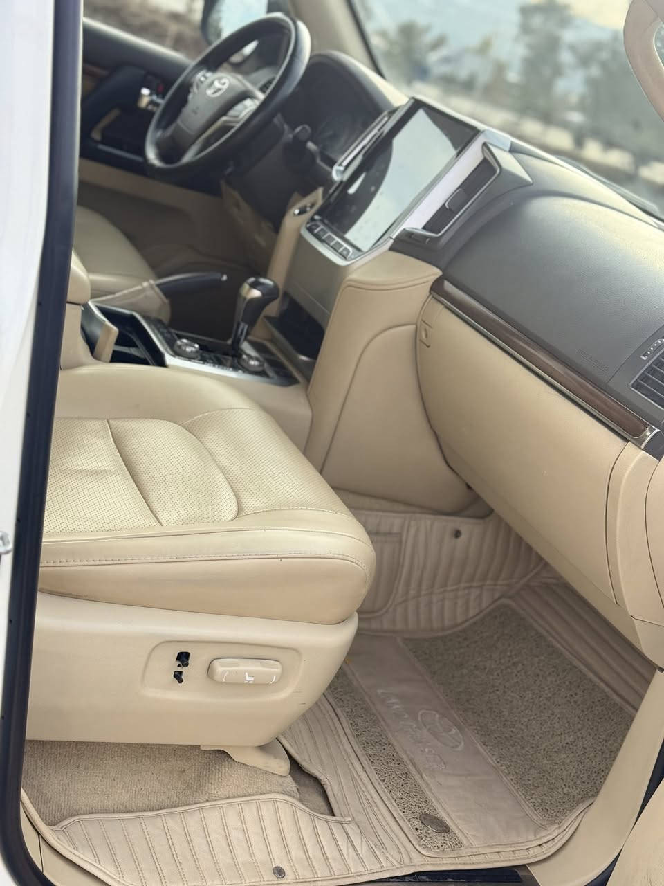 لاندكروز موديل 2017/4
فول مواسفات GXR
شركة جيهان وايت ديشن

مكفوله كفالة عامة 
فقط 4 اصابيع بارد على باب جنتا 
سنوية ورقم جديد 
شرت وكاله و تحويل

ماشي 145 حقيقي 
كوشنين كاربا  تشغيل عن بعد
8 ايرباكات كوشنات جلد 

 سعر 475 ورق و مجال 

موبايل *********** 
مكاني سليمانيه
