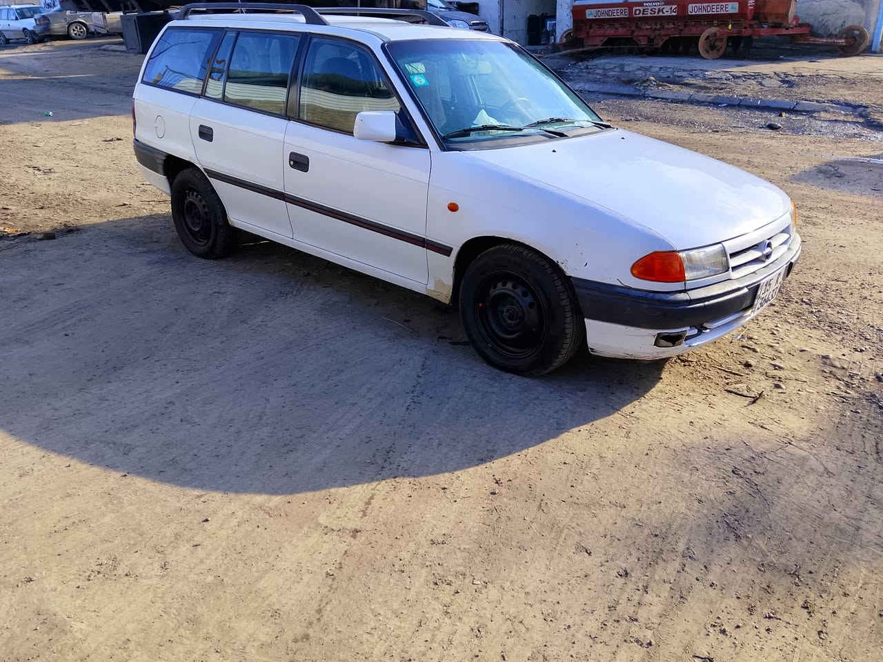 سيارة للبيع مكينه 16 كبس وكير عادي دواير بعد مامصلحه جملغ واحد بس مبدل سيارة جديدة سعر 53$ ***********/***********
