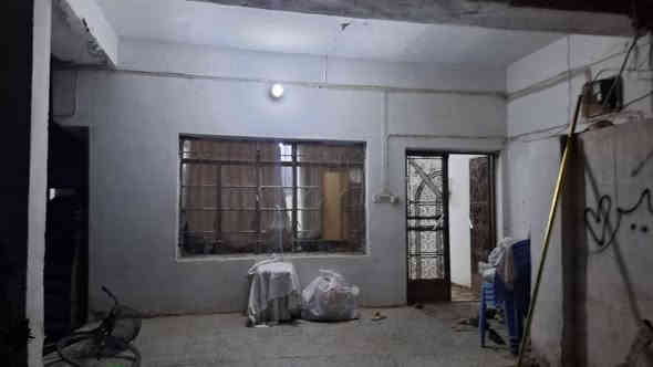 السلام عليكم ورحمة الله وبركاته 
للأيجار: بيت قديم البناء، ظاهر في الصور، البيت الابيض ابو البلكونة مع سطحين 
الموقع: حلة / حي الزهراء مقابل الراية مول، يبعد عن الشارع العام أقل من مئة متر والمنطقة مخدومة تبليط ومجاري مياه ومجاري امطار.
مساحة البيت ٣٧٠م من ضمنه ممر وگراج سيارة يسع ل ٣ سيارات، طارمة امام المطبخ ، الطابق الأرضي: مطبخ صغير ومطبخ كبير يمكن تحويله لغرفة نوم، غرفة استقبال وغرفة نوم، حمام وتواليت منفصلان، حديقة امامية كبيرة وحديقة خلفية أصغر بقليل. الطابق الثاني يحتوي على غرفتين نوم وهنالك سطحين كبير وصغير.
المنطقة أمينة ونظيفة وقريبة من كل شي والجيران أغلى من الذهب ( قدماء من ٥٠ سنة).
الأيجار: ٥٠٠ الف بالشهر 
التواصل على الرقم ***********
أو على الماسنجر 
أو الواتساب ٠٠٤٦٧٣٧٨٢٩٤٦٨
