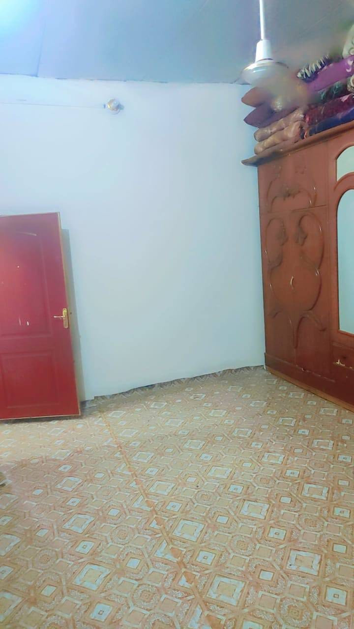 🏠 فرصة للبيع – بيت تجاوز بسعر مناسب
📍 الموقع: الأمن الداخلي – البصرة  
على شارع القائد وموقع سهل الوصول.

📐 المساحة: 150 م²  

🔹 تفاصيل البيت:  
- ديوانية  
- هول  
- غرفة  
- مطبخ  
- ترك  
- ساحة واسعة مناسبة لبناء بيت كبير مستقبلاً  

🔹 التشطيب:  
- الأرضية سيراميك بالكامل  
- الساحة شتايكر  
- السقف سندويج  
- البيت مرتب وجاهز للسكن

💰 السعر: 18 مليون دينار  
(يوجد مجال بسيط للنقاش)

📞 للاستفسار والتواصل: خاص


**إذا كنت صاحب هذا الإعلان وتريد حذفه لأي سبب، رجاءا أرسل رسالة إلى الدعم الفني**