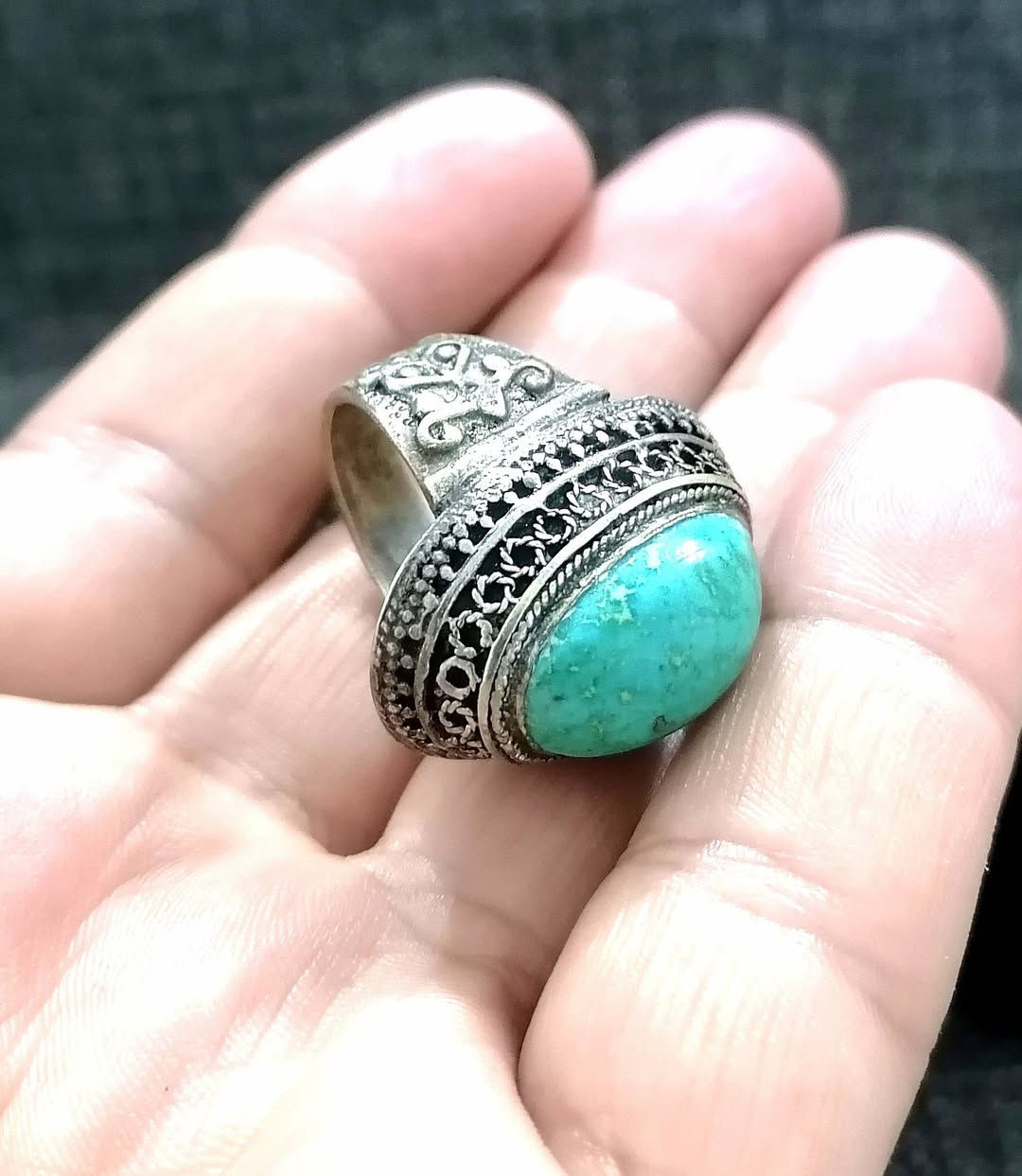 خاتم رجالي قديم جدآ متوج بحجر فيروز اصلي
مع علبة من خشب الزان للعلم الخاتم مو فضة
يتوفر توصيل الى كافة المحافضات
وتساب ***********
