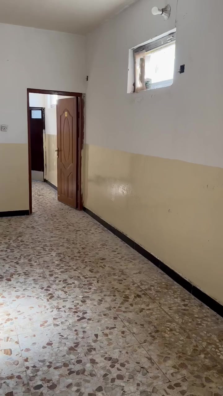 السلام عليكم ورحمة الله وبركاته 
تتوفر لدينا شقه كبيره ونظيفه للإيجار في حي المواصلات 
التفاصيل كلها موجوده بالمنشور 
الاتصال على الرقم *********** لغايه التاسعه ليلا 
مو نص الليل 😁😁😁
