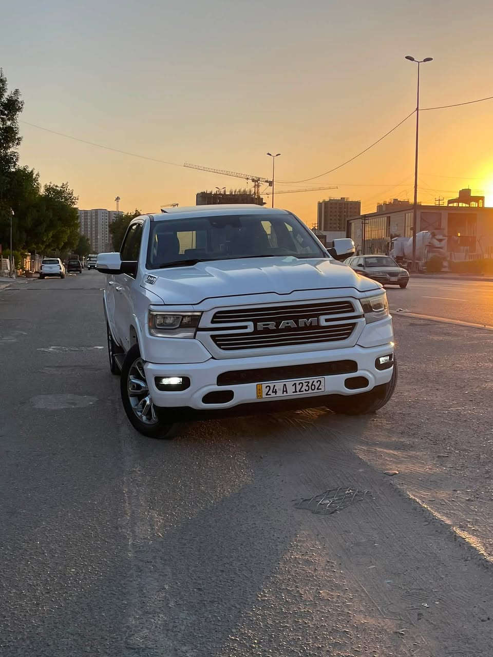 🔥 RAM 1500 LARAMIE 2021 (HEMI V8) - - فول مواصفات 🔥
بجم كبس
***********
ضرر السيارة بدون صبغ جاملغ خلفي جهة السكن وبابتين مبدلات نفس لون بدون ايبارك بدون داخل بدون شواصي 

✅ محرك HEMI V8 (8 سلندر)
✅ دفع رباعي 4×4
✅ بانوراما
✅ باب البدي قطعتين
✅ مقاعد جلد فاخرة
✅ شاشة تسلا
✅ Apple CarPlay & Android Auto
✅ نظام صوت Harman Kardon
✅ تبريد وتسخين للمقاعد الأمامية
✅ مقود مدفأ
✅ ذاكرة لمقعد السائق
✅ تشغيل عن بعد (Remote Start)
✅ دخول ذكي + تشغيل بصمة
✅ كاميرا خلفية مع حساسات أمامية وخلفية
✅ مراقبة النقطة العمياء
✅ مثبت سرعة
✅ نظام المحافظة على المسار
✅ فرملة طوارئ تلقائية
✅ شاحن لاسلكي
✅ تحكم (ستيرن)
✅ جامة خلفية كهرباء

وبيها بعد هواي مواصفات ما ذكرتهن 

مكان السيارة بغداد
