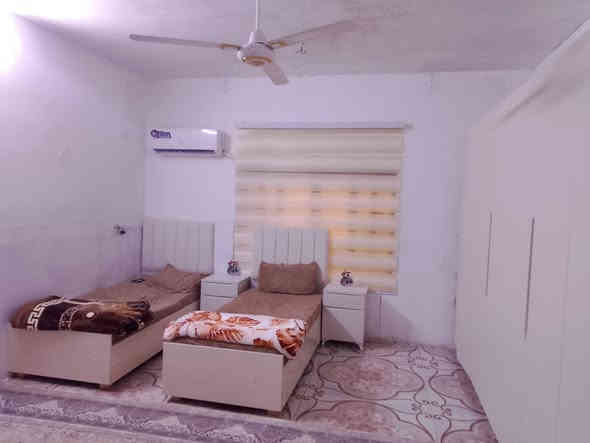 بيت للبيع  حي عسكري خلف ملعب مساحه150متر مربع نوع العقار(رقم بللديه ) بناء طابق واحد غرفة نوم1
استقبال هول خطار مطبخ حمام صحيات كاشي سيراميك البيت موجه عل شارع  السعر60مليون وبي مجال رقم الهاتف***********
