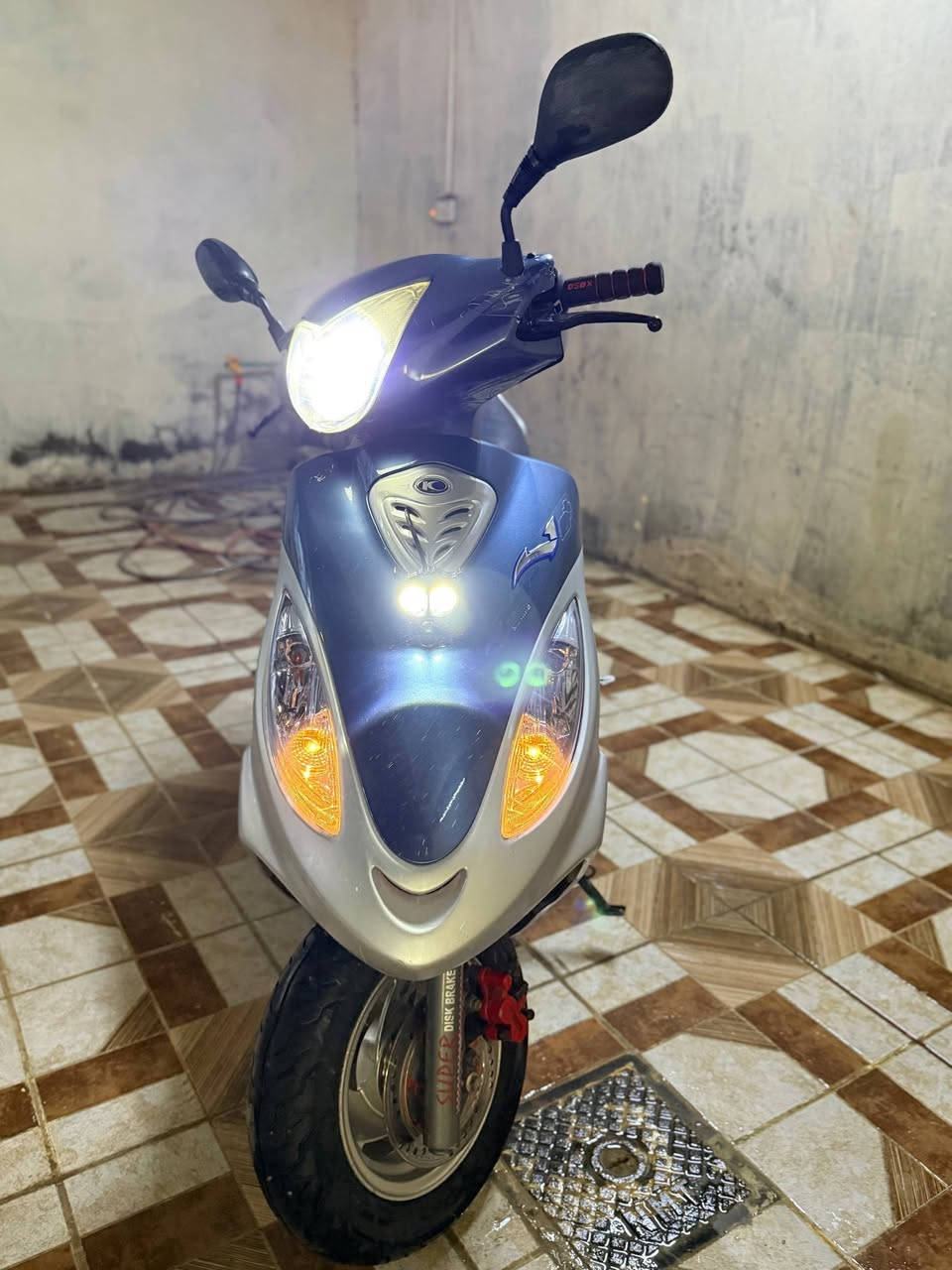 الـسـلام عـلٓيـكـم ....
للـبـيـع دراجة كـامـكـو V2 موديل 2016   فـحـل دسك امامي محرك 125 
لون أزرق( فيلي )

موصفات : بك لايت كرستال ، طلاعات ، لايت زينون ، دشبول سفينة 

ماشية 27 الف حقيقي 

دراجة ما مفتوحة 

السعر : 950 وبـيـهـا مـجـال 

العنوان : الناصرية قضاء الرفاعي 

للتواصل :***********
