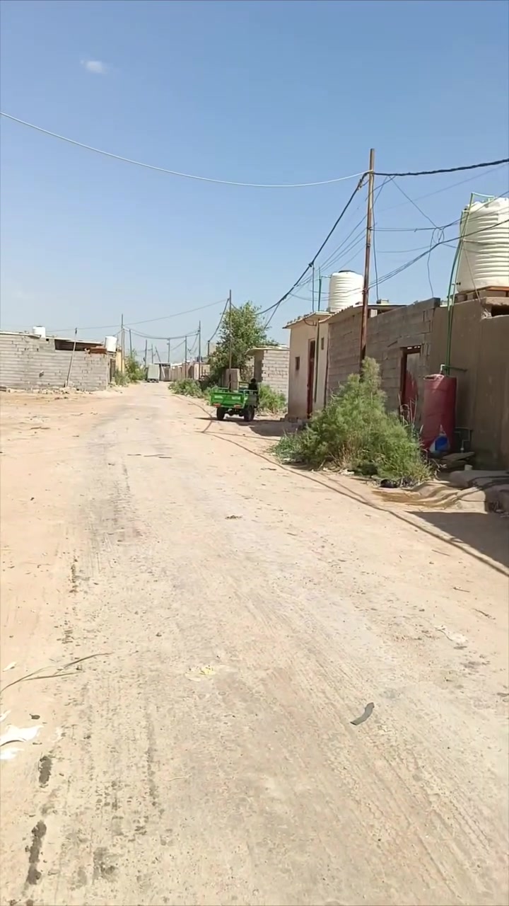 السلام عليكم
بيت للبيع في كربلاء مجاور جامعه كربلاء 
البيت قريب على طريق الزوار 
يبعد عن الامام مسافه 10 دقائق 

يحتوي البيت على 
1-استقبال
2-غرفه
3-غرفه ثانيه عوزها  سياج واحد وتكمل
4-مطبخ
5-صحيات خارجيه وداخليه 

مساحه البيت 170 متر
عقد زراعي سند 35 

سعر البيت 15 مليون 
للاستفسار أكثر 
***********
***********
