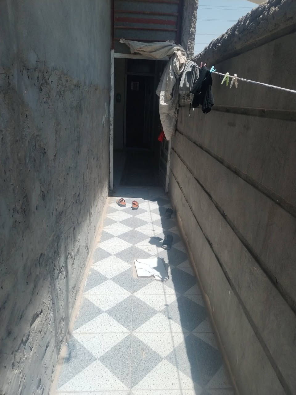 مشتمل للبيع يحتوي على ستقبال ومطبخ وصاله وغرفه وغرفه فوك  كامل كله بورك و الارضيه بورسلين مطبكه  قرب  قريب على شارع خدمات كامله كهربائ مولده قرب الطاقه مال كهرباء قريب علة علويه شريفه بت الحسن  الستفسار ***********
