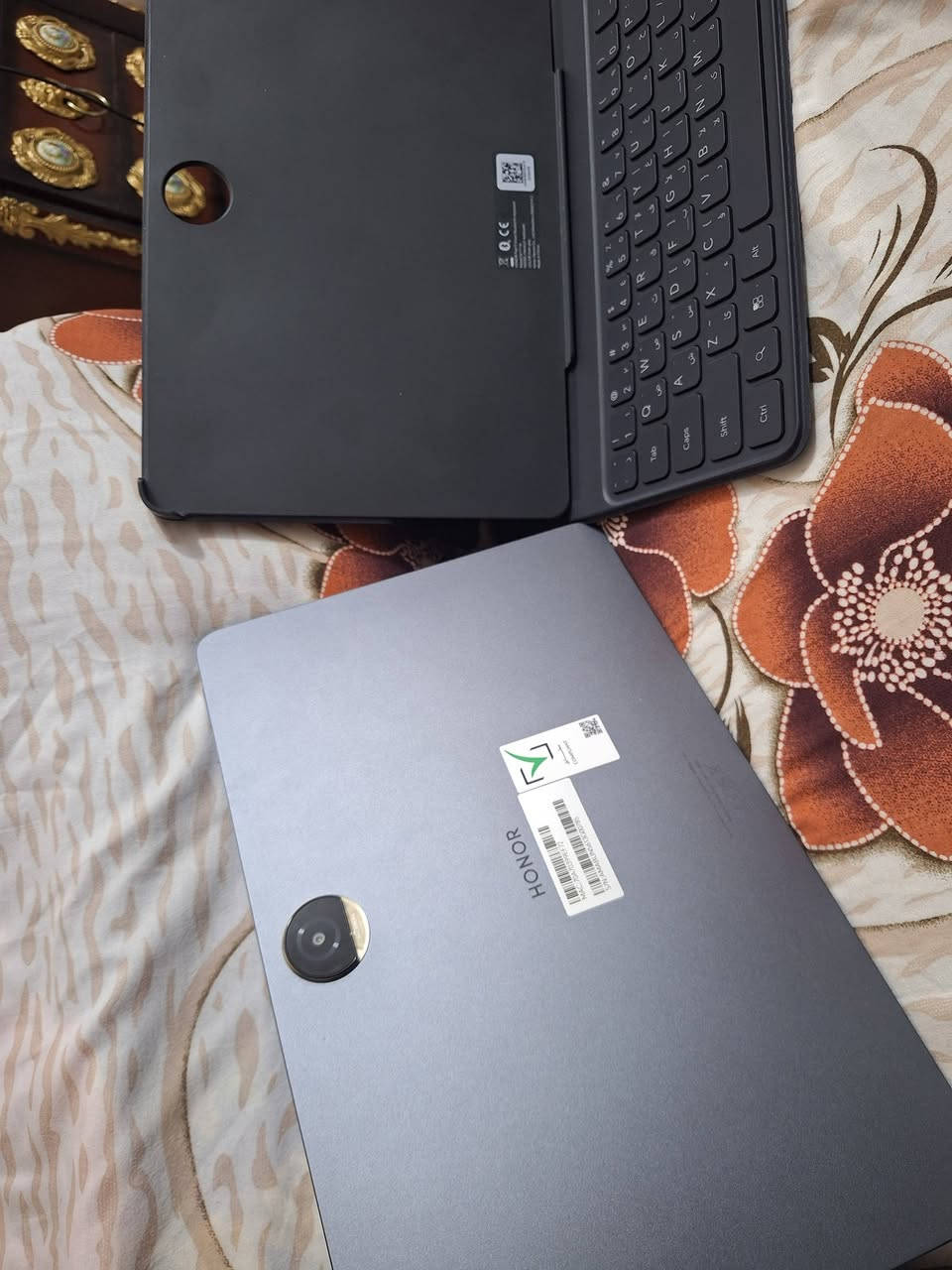 السلام عليكم
تابلت 🥇هونر باد 9🥇

المواصفات 

⭕️النظافة 100%

⭕️الشاشة 12.1 بوصة - 120 هرتز - IPS LCD

⭕️الذاكرة الداخلية 256  جيجابايت الرام 12 جيجابايت

⭕️الكاميرا13 ميجابكسل

⭕️المعالجSnapdragon 6 Gen 1

⭕️البطارية والشحن السريع8300 مللي أمبير - 35 واط⚡️

السعر 340 وبي مجال  الجهاز ما صارلي 11 شهر من اخذته كامل ملحقاته كما موضح باصور


**إذا كنت صاحب هذا الإعلان وتريد حذفه لأي سبب، رجاءا أرسل رسالة إلى الدعم الفني**