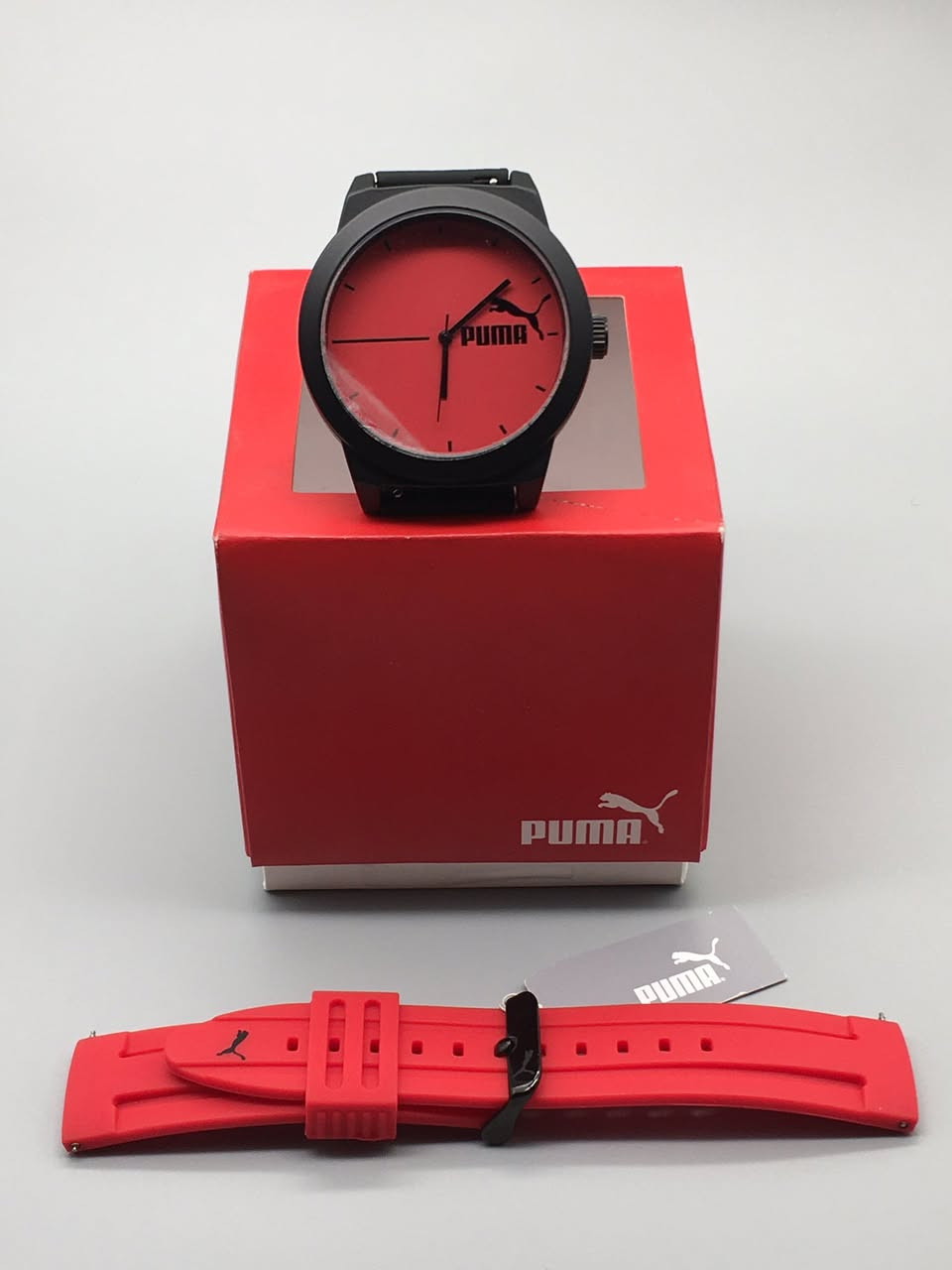 ساعه PUMA وكاله اورجينال نضافة 100‎%‎

حركة كوارتز بثلاثة عقارب بمينا بلون احمر غير لامع مع عقارب بلون الاسود على شكل عصا وسوار سيليكون احمر

قطر الهيكل 46 ملم

سُمك الهيكل 11 ملم

مقاومة للماء حتى عمق 30 مترا

غير مستخدم

———————————————-

يوجد توصيل 🚚 ( بغداد - محافظات العراق )

☎️رقم الهاتف : ***********

للحجز - دايركت
