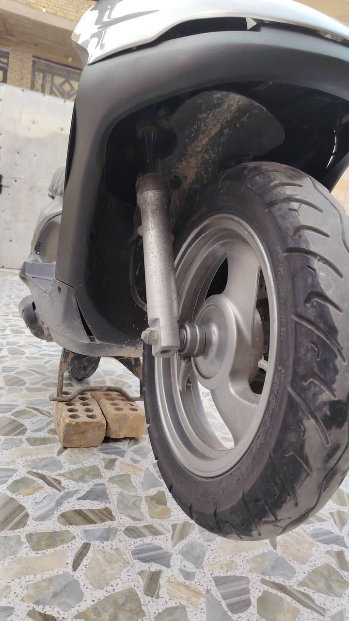 يا الله السلام عليكم دراجه سبيسي ياباني رمبه دراجه شلعتهاا حلوه مكينه ناعمه مامفتوح برغي بيهاا ماشيه 23الف نضيفه دراجه كاملة من كلشي كهربائيات شغاله سلف هندر تخم تايرات جدد واي استفسار ع هذا الرقم ***********واني حاضر
