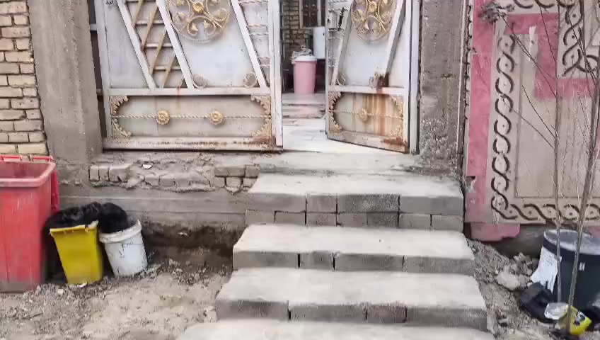 بيت طابو صرف المساحه 200متر حي العسكري شارع المحوله يبعد عن الشارع الرئسي السايدين 100متر بناء طابوق حديث عكاده باقي التفاصيل اتصلوا على هاذا الرقم ***********
