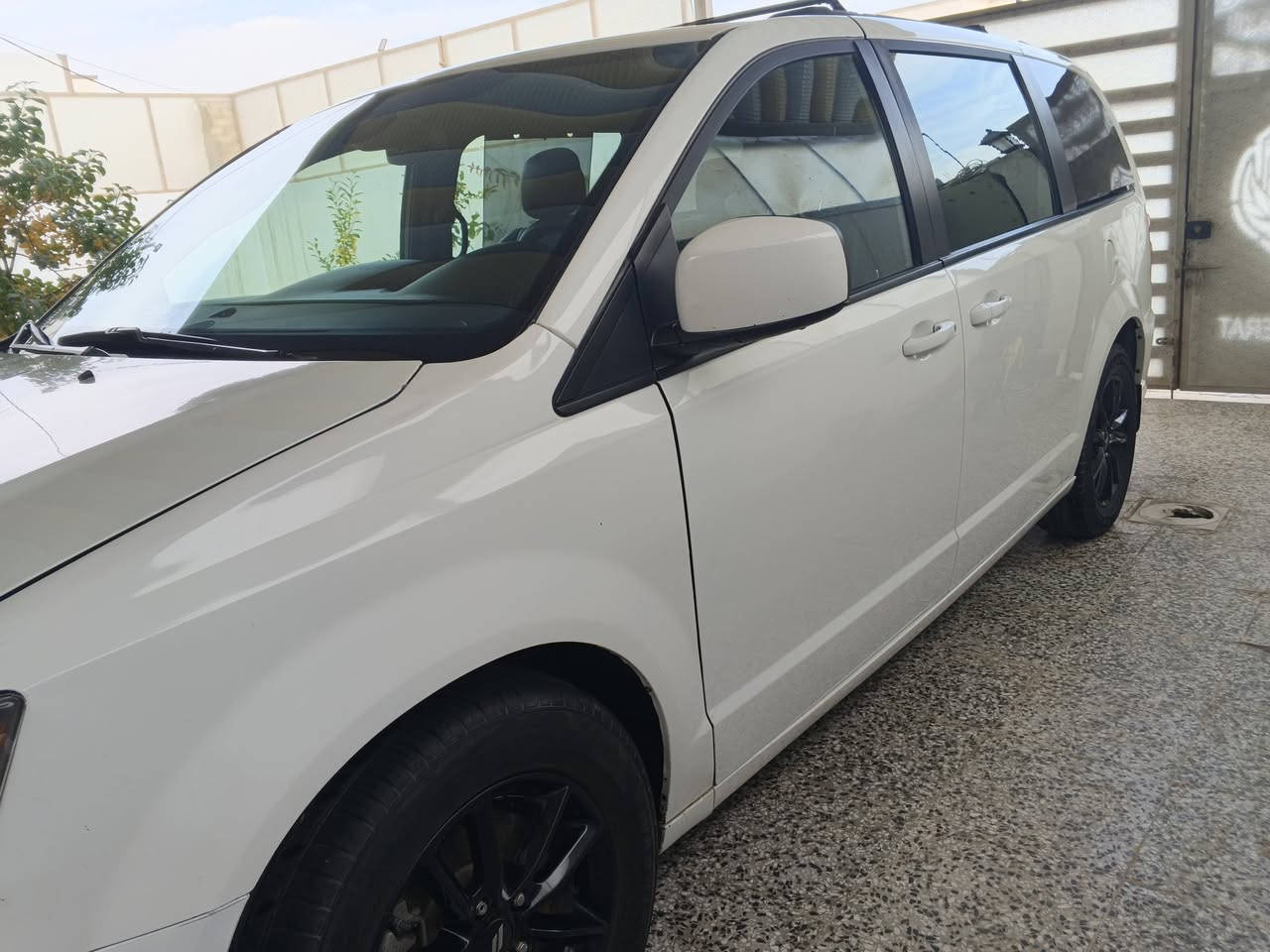 سلمعليكم دوج 2019 GT فول 1/1
جاهز 100/100 موصفاته معروف بعد رقم بغداد باسمي سنويه 29
محرك مامفتوح حت ماي احمر بي تشغيل عن بعد بيبان شفط حنط شفط فرس بسقف تخم تايره جديد ستوني شاده اصلي 
ماشيه 60م كير محرك جدد مكان السياره النجف ***********
سعر 185 وبيه مجال الاستفسار سونار بيه موجود هم

