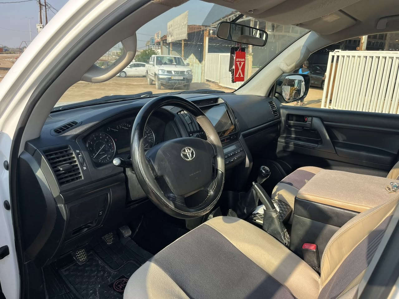 للبيع لاندكروزر موديل 2011 مكفوله كفالة عامه كير عادي ٦سلندر السعر 260بي مجال ***********
