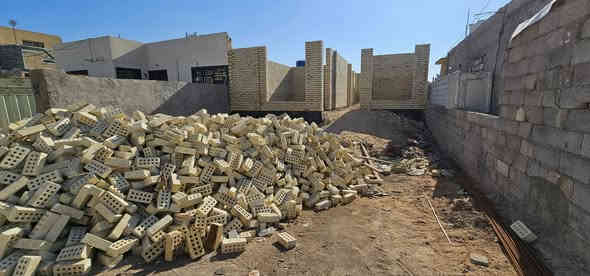 يا الله.... أهلا وسهلا بكم متابعينا _ الملاك للعقارات كربلاء 

🏠 قطعة مع بيت هيكل المساحة الكلية 250 م تقريبا تحت البناء 180 م + 70 م طارمة تقريبا الواجهة 9.5 متر والباقي نزال 💥 البناء درجة أولى واضح أمامكم 

🎬 يوجد فيديوا بالتعلقيات يوضح جميع التفاصيل 

💥 جنس الأرض طابو زراعي سند 25 إقرار محكمة بأسم المشتري جميع الخدمات متوفرة 

💢 ملاحظة سبب البيع ( صاحب العقار لديه ظرف ولا يستطيع إكمال البناء )
💲 السعر 125 مليون 

العنوان// كربلاء _ خلف جامعة العميد _ على نهر الهنيدية
شنــو عندك عقــــار للبيع ، ايجار، رهن ، راســـلنا 🅿️

__________________
للاستعلام والاستفسار:

موقع المكتب: الزبيلية _ شارع الرابط _ مكتب أملاك الخير 

***********
***********      محمد أبو ملاك الحسناوي
