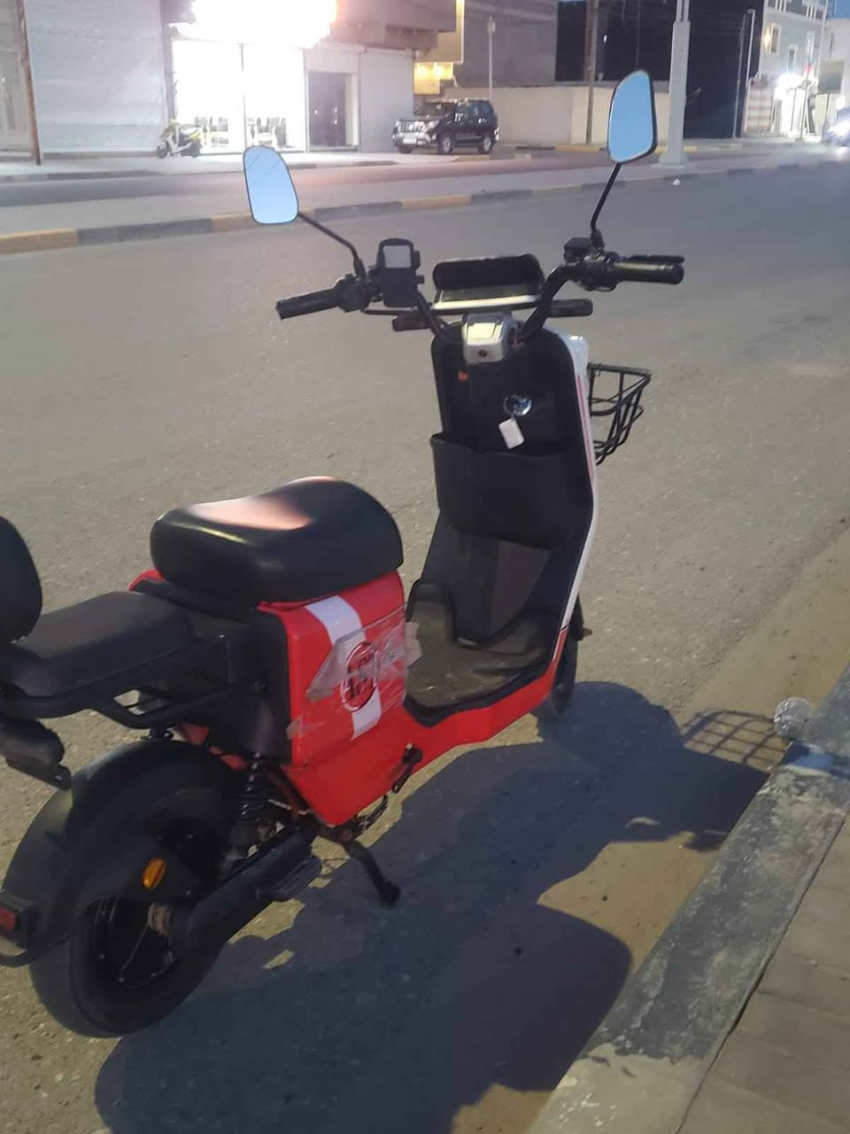 دراجه شحن للبيع 
 بطاريات 5 اكبار 33 امبير 
سرعتها 99 تقره بلعداد 
 شغاله وجاهزه من كلشي اشاير يمنه يسره دبل اشاره لايت علي ناصي دراجه
الدراجه مامتعوبه اروح بيها بس للمدرسه وارجع مطلعها من الوكيل ب600الف والوصل موجود  رايده 475 وبيها مجال قليل حك الجيه
العنوان البصره التنومه شارع الاطفاء 
الشراي يتصل *********** البصرة, العراق
