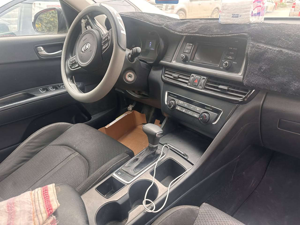 السلام عليكم
كيا اوبتيما موديل 2016 وارد امريكي 
ذي قار بأسمي سنوية ل 2031
سياره نص  فول
مواصفات 
لايت زنون
 أشاير بالمري
ـ تبريد +تدفئه
مانع نزلاق
 مري شفط
 كامرا دواره
تحكمات أستيرن
 ـ كشنات جلد
وبعد بيها هواي مواصفات 
كير مكينه مكفولات محركها 2400
حادثها  جاملغ خلفي. تخريب وليس حادث.  بدون دواخل شرط
سعرها125 وبيها مجال وخادم
التواصل ***********
