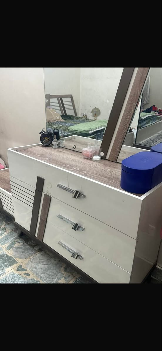 غرفة نوم نضيفة اي ضرر مابية سلايت مكاني شارع فلسطين  التواصل *********** بغداد, العراق
