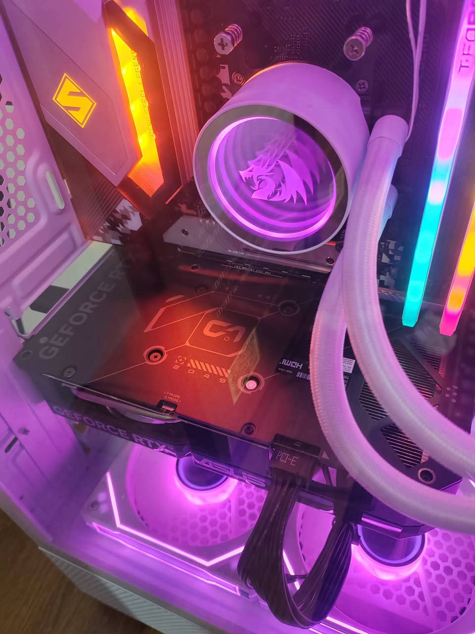 Pc للبيع 
Cpu:RYZEN 7 5700X معالج
Gpu:RTX 5060Ti (16)GB VRAM asus 2 fan كرت شاشة 
MP:asroc B550 steell legend مذر بورد
TFORCE DELTA 2×8 16G رامات
 SSD:M.2 : 512 G kingston + HDD 500 G الهارد 
Cooler: radragon white 2 fan الموبرد 
 PSU: MSI 600W PLUS 80 البور
CASE: xigmatic white 6 FAN الكيس  
Windows 11 PRO مع التفعيل
كلش نضيفه وكل الكراتين موجوده 
مكاني بغداد ماعندي توصيل محافظات مابيع قطع
السعر 1450 الف قفل قفل قفل قفل لا تتدخل تعامل تجي للبيت تاخذهه *********** واتساب فقط
