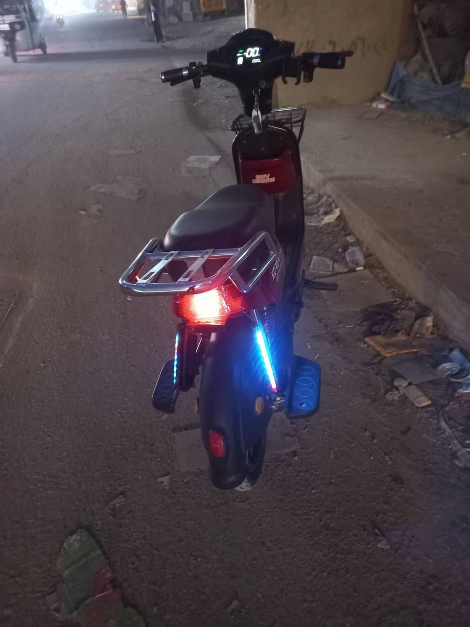 السلام عليكم دراجه شحن للبيع
استعمال قليل جدا نضيفه الدراجه
تحتوي 5 بطاريات بقدره 60v
وملف 1500w كامله مواصفات لايت هورن اشاير 
تحتوي جنطه وMP3
السعر (550 الف) وبيها مجال قليل 
للعلم دراجه جديده ونضيفه
رقمي *********** العنوان بغداد الزعفرانية
