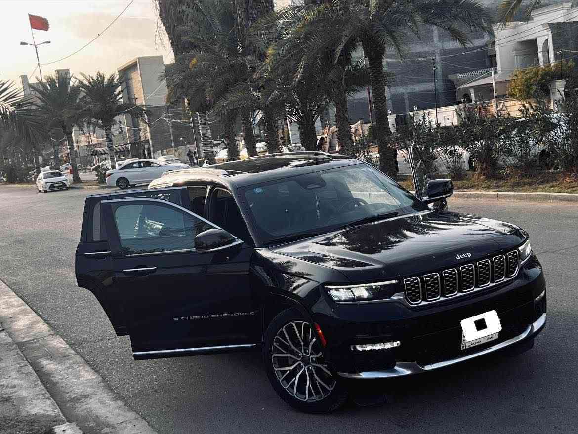 جيب كراند شيروكي سمت ريزرف
الموديل :2021. (امريكي) . 
المحرك : . V6. 3.6L . 
العداد : 29.000بحالة ممتازة.  
المواصفات :
* دفع رباعي 4x4 . 
* نظام تعليق هوائي (جكات). 
* قيادة ذاتية عند المنعطفات. 
* رادار امامي مع مانع تصادم . 
* نظام الرؤية الليلية. 
* تحذير الخروج عن المسار . 
* مستشعر نوم السائق مع نظام التوقف الآلي 
* تحذير النقطة عمياء ⚠ .
* نظام تحذير عند التقاطعات. 
* نظام تحذير عند تجاوز السرعة المحددة. 
* نظام عرض المعلومات على الزجاج الامامي (HEAD UP DISPLAY) 
* نظام تقليل الضجيج داخل المقصورة. 
* إنارة محيطية. 
* شاحن موبايل وايرلس. 
* تعديل وضعيات مقود السائق كهربائيا. 
* مرايا تعتيم ذاتي. 
* المرايا الجانبية قابلة للطي كهربائيا. 
* نظام الصوت من ماكنتوش مع 19 سماعة. 
* ويل قياس 21 انج .
* سقف بانوراما .  
* شاشه كبيرة 10.1 انج . 
* شاشة للراكب الأمامي .
* نظام الخرائط (GPS) .
* عرض خرائط الطريق على لوحة القيادة.
* لوحة القيادة بقياس 12 أنچ. 
* 4 كاميرات خارجية مع بخاخات ماء للتنظيف. 
* كاميرا للمرأة الداخلية. 
* تصوير حراري ليلي .
* المصابيح الأمامية زنون .
* كشافات الضباب زنون . 
* دخول ذكي. 
* بصمة على 5 ابواب للدخول الذكي. 
* تشغيل عن بعد .
* الصندوق الخلفيي كهربائي .
* فتح الصندوق الخلفي مع حركة القدم.
* دوسات جانبية .
* فرش المقصورة الداخلية من الجلد الطبيعي الفاخر .
* اضافات من الخشب الطبيعي للمقصورة الداخلية. 
* ذاكرة لحفظ وضعيات الجلوس للمقاعد الأمامية
* مساج للمقاعد الامامية .
* المقاعد الأمامية كهربائية .
* المقاعد الأمامية تبريد وتدفئة .
* المقاعد الخلفية تدفئة وتبريد .
* ستائر للشبابيك الخلفية. 
* انارة داخلية LED متعددة الالوان . 
* حساسات امامية وخلفية . 
* مكيف خلفي مع وحدة تحكم منفصلة . 
* تدفئة مقود القيادة. 
* مانع تصادم خلفي .
* بلوتوث تلفون . 
* محدد سرعة . 
* نظام التشغيل والاطفاء الاوتوماتيكي .
* نظام بريك اوتماتيكي
سعر السيارة//305 سعر مناسب جداً 
مكان السيارة// بغداد السيديه *********** بغداد, العراق
