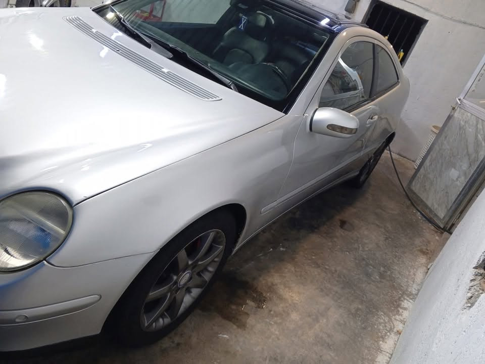 السلام عليكم للبيع  c230 موديل 2001 بيه رش صبغ بدون ضربه ابيعلك حزام بس هيه مو حزام محرك خراطيم المرغوم  كامله  من كلشي رقم انكليزي صدر كير محرك جدد وكفاله تبريد حلو حيل السياره مال جناي وسعره مناسب *********** 
بيع ومرواس مكان بغداد التاجي 
كشنات جلد فتحه بالسقف تحكم بيه هواي شغلات حلوه 
السعر 55وبيه مجال ومراوس حسب القناعه  سياره خير من الله وناعمه واقتصاديه محرك 2000
